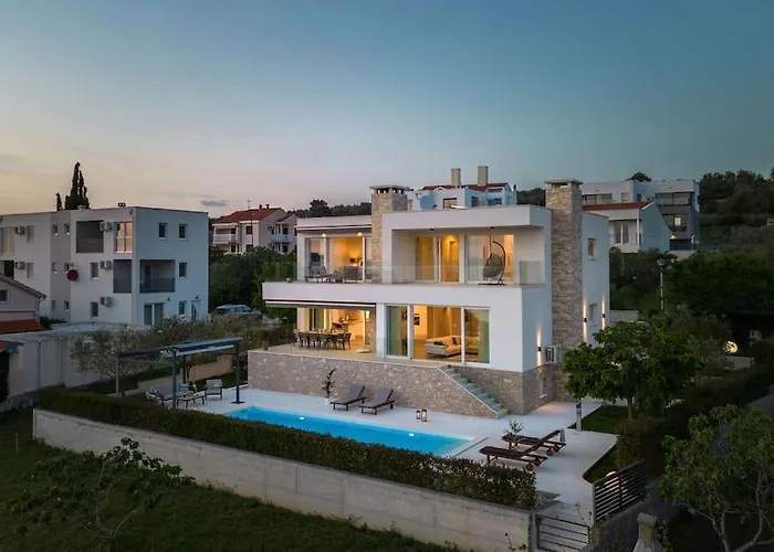 Milagros Villa *